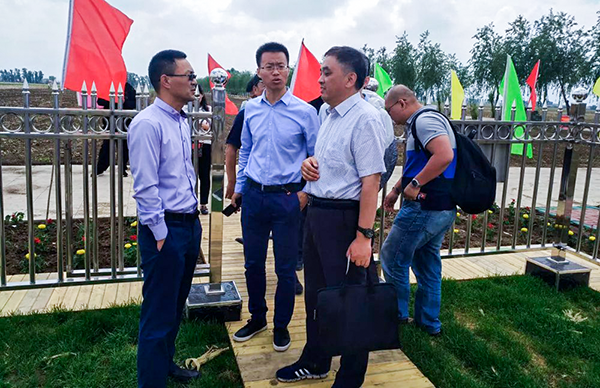 與會(huì)領(lǐng)導(dǎo)參觀梨樹縣耕地質(zhì)量與黑土地保護(hù)示范區(qū)監(jiān)測點(diǎn)