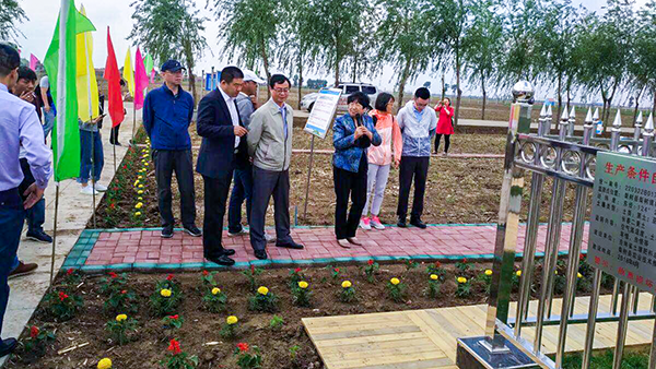 與會(huì)領(lǐng)導(dǎo)參觀梨樹縣耕地質(zhì)量與黑土地保護(hù)示范區(qū)監(jiān)測點(diǎn)