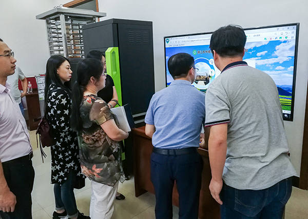 與會人員現場體驗新型測報工具及植保信息化平臺 與會人員現場體驗新型測報工具及植保信息化平臺