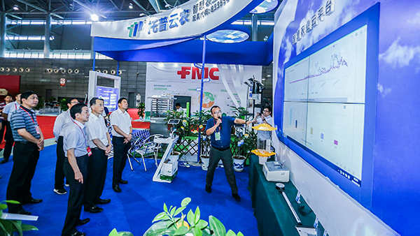 安徽省政協副主席夏濤蒞臨托普云農展臺 安徽省政協副主席夏濤蒞臨托普云農展臺